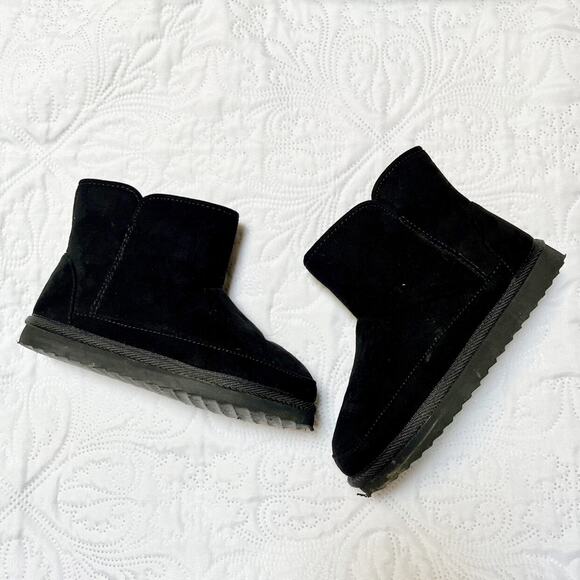 Old Navy Fuzzy Booties Size 12 - Picture 2 of 10